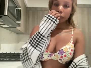 Queenquinn27 Chaturbate stream image from November 27, 2025