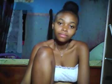 Yolandrina05 Chaturbate stream image from November 28, 2025