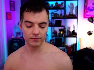 Maxhughes Chaturbate stream image from November 29, 2025