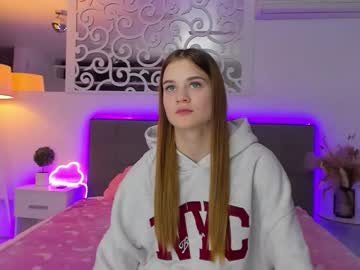 Luisaclover Chaturbate stream image from December 03, 2025