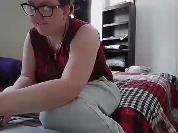 Fuzzypeaches87 Chaturbate stream image from December 04, 2025