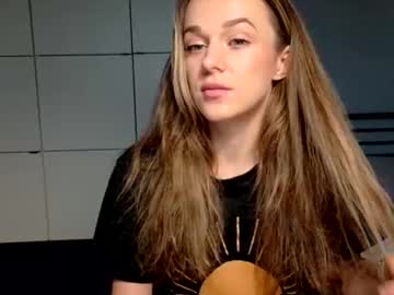 Mmminnie Chaturbate stream image from December 06, 2025