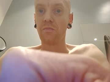 Biggingerballs82 Chaturbate stream image from December 10, 2025