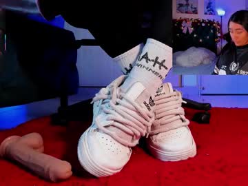 Rosyejones Chaturbate stream image from December 12, 2025