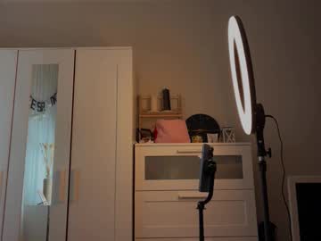 Alisaacoy Chaturbate stream image from December 12, 2025