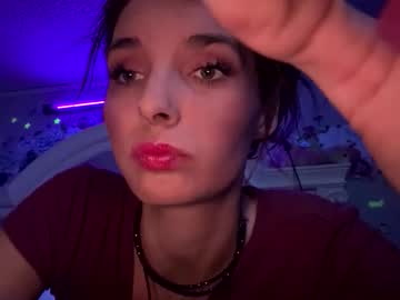 Hollyquinniscute Chaturbate stream image from December 13, 2025