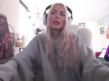 Tinykylie Chaturbate stream image from December 14, 2025