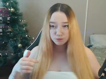 Monicamoonss Chaturbate stream image from December 16, 2025
