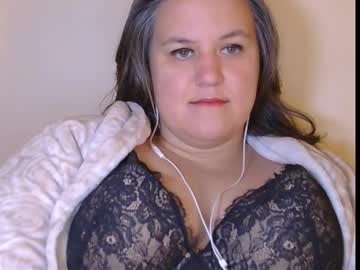 Curvyflora Chaturbate stream image from December 17, 2025