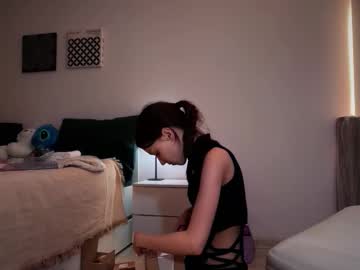Monnymoonn Chaturbate stream image from December 17, 2025