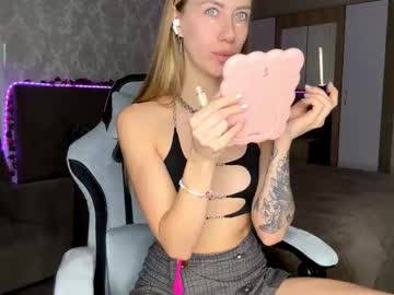 Fannydanbury Chaturbate stream image from December 18, 2025