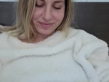 Mollyforyou Chaturbate stream image from December 22, 2025