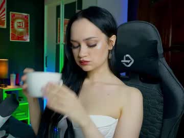 Queenaliss Chaturbate stream image from December 23, 2025