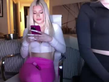Littlelovergirllindz Chaturbate stream image from December 25, 2025