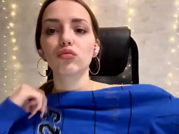 Alizavigneau Chaturbate stream image from December 25, 2025