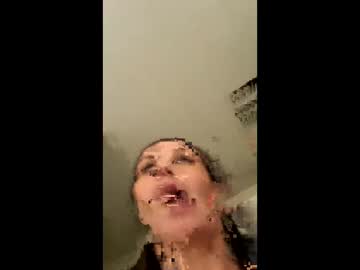 Juicymommies Chaturbate stream image from January 11, 2026