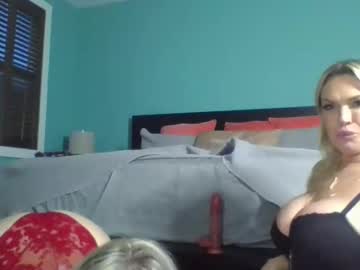 Nextdoorblondes Chaturbate stream image from January 12, 2026