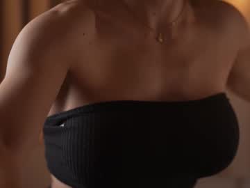 Emyii Chaturbate stream image from January 16, 2026