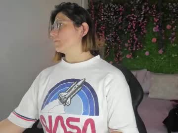 Sarahdeyvis Chaturbate stream image from January 19, 2026