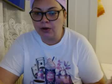Curvymomylore stream image from January 21, 2026