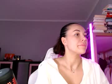 Qweenii Chaturbate stream image from January 26, 2026