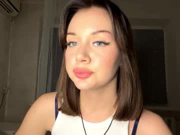 Krissymclilly Chaturbate stream image from January 28, 2026