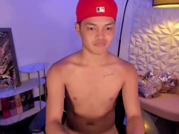 Asianhugescott Chaturbate stream image from February 16, 2026