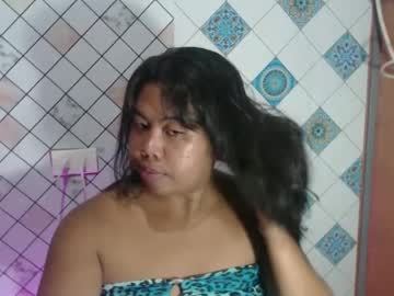 Hoelylayla Chaturbate stream image from February 16, 2026