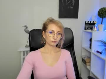 Cinderellamoon Chaturbate stream image from February 17, 2026