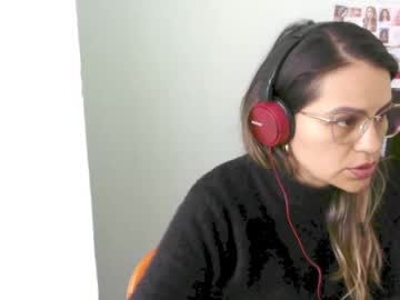 Elyra_Fox Chaturbate stream image from February 17, 2026