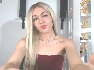 Yiyii9 Chaturbate stream image from February 18, 2026