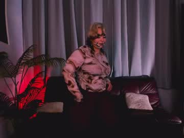 Hwasamoore Chaturbate stream image from February 28, 2026