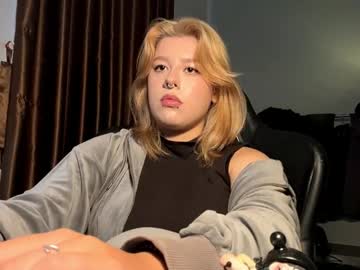 Julenecappel Chaturbate stream image from March 01, 2026