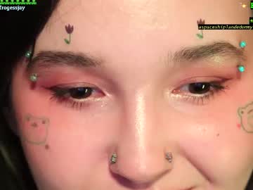 Frogessjay Chaturbate stream image from March 14, 2026