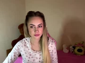 Cristenvrias Chaturbate stream image from March 19, 2026