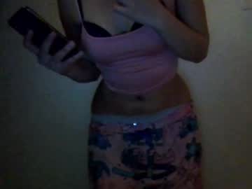 Eemilyy22 Chaturbate stream image from March 22, 2026