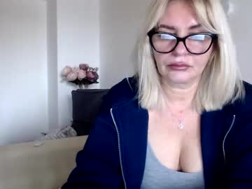 Stephanydoll Chaturbate stream image from March 22, 2026