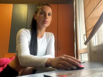 Queenkiss__ Chaturbate stream image from March 23, 2026