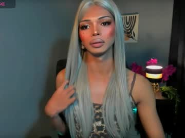 Xellainecumslotx Chaturbate stream image from March 25, 2026