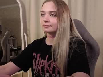Lucysbrain Chaturbate stream image from April 01, 2026