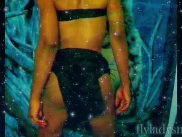 Flyladysmooth Chaturbate stream image from April 03, 2026