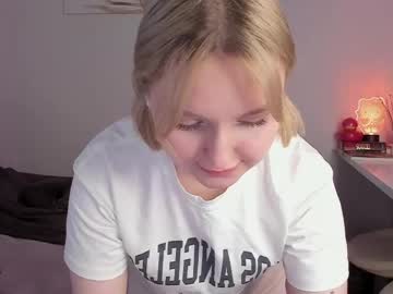 Itsri Chaturbate stream image from April 15, 2026