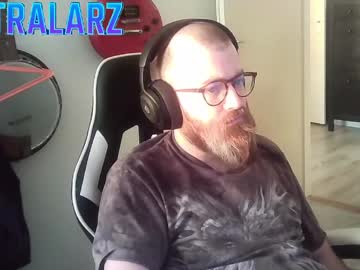 Extralarz Chaturbate stream image from April 16, 2026