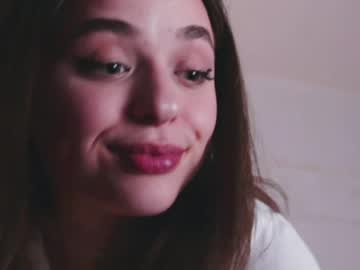 Yooogirlx Chaturbate stream image from April 17, 2026