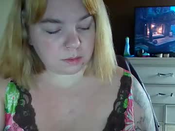 Beverlybell Chaturbate stream image from April 17, 2026