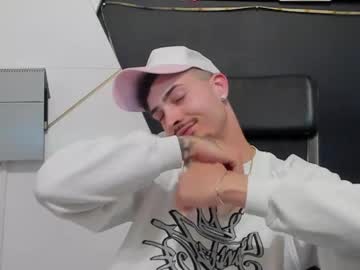 Brandontatex Chaturbate stream image from April 18, 2026