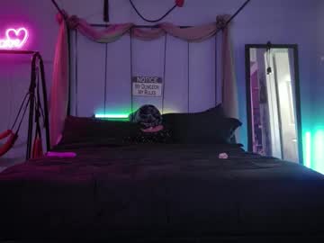 Bellaskeykeeper Chaturbate stream image from April 19, 2026