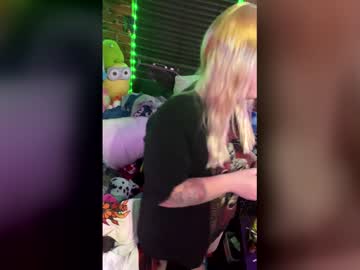Nikkixxxslamms Chaturbate stream image from April 19, 2026