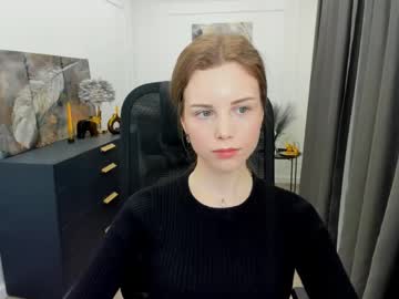 Mileygloss Chaturbate stream image from April 19, 2026