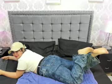 Roxanebrown Chaturbate stream image from April 19, 2026